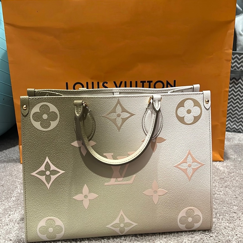Louis Vuitton Onthego MM
Sunset Kaki